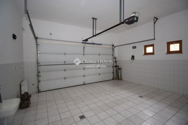 Eladó családi ház, Kecskeméten 275 M Ft, 8 szobás