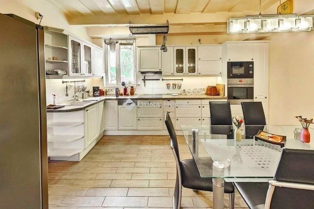 Eladó családi ház, Mendén 153 M Ft, 4 szobás