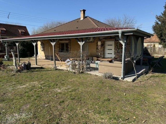 Eladó családi ház, Dánszentmiklóson 49.9 M Ft, 2 szobás