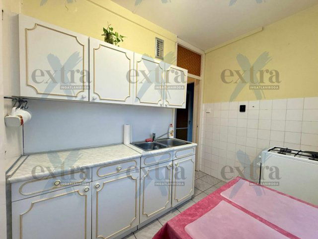 Eladó panellakás, Szegeden 52.9 M Ft, 4 szobás