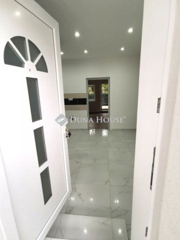 Eladó téglalakás, Esztergomban 23.9 M Ft, 1 szobás