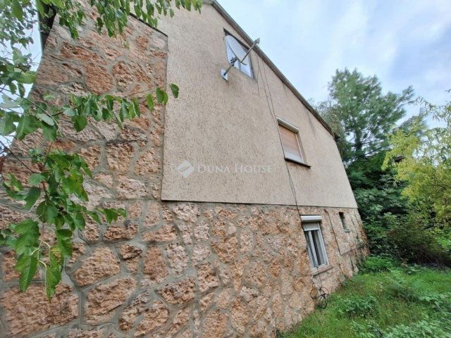 Eladó családi ház, Dunaalmáson 46.5 M Ft, 3 szobás