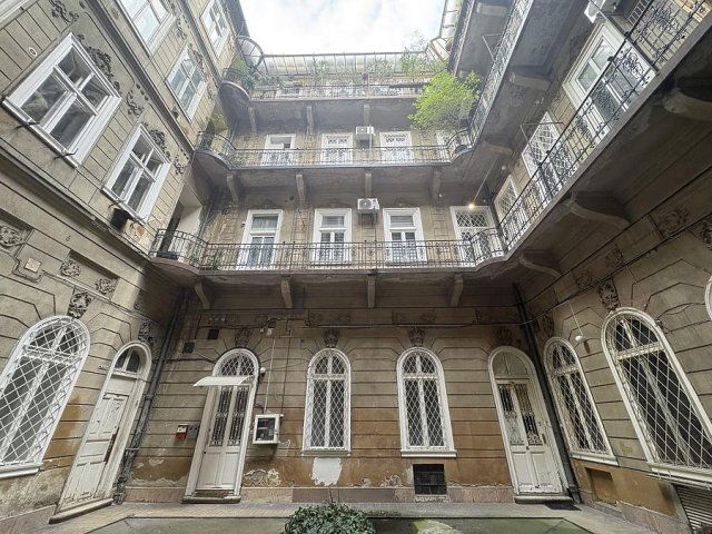 Eladó téglalakás, Budapesten, VI. kerületben, Nagymező utcában