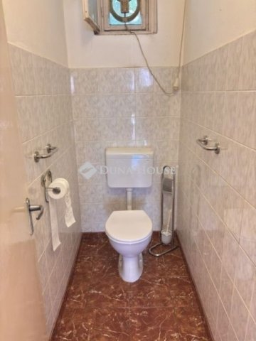 Eladó családi ház, Pécsett 64.9 M Ft, 3 szobás