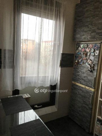 Eladó panellakás, Pécsett 44.5 M Ft, 2 szobás