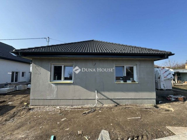 Eladó családi ház, Bicskén 100.5 M Ft, 4 szobás