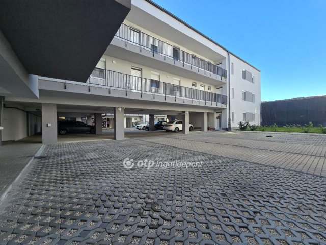 Eladó téglalakás, Pápán 56.9 M Ft, 2+1 szobás