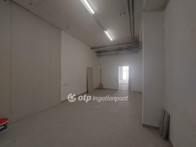 Eladó üzlethelyiség, Szigetváron 18.9 M Ft