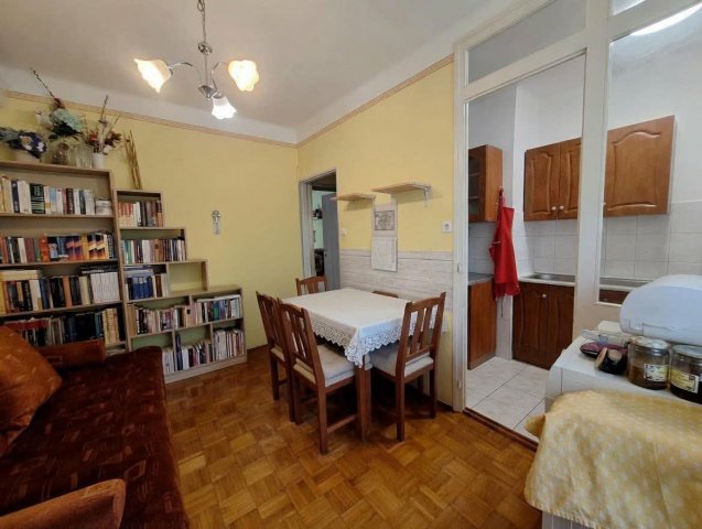 Eladó téglalakás, Komlón, Alkotmány utcában 31.8 M Ft