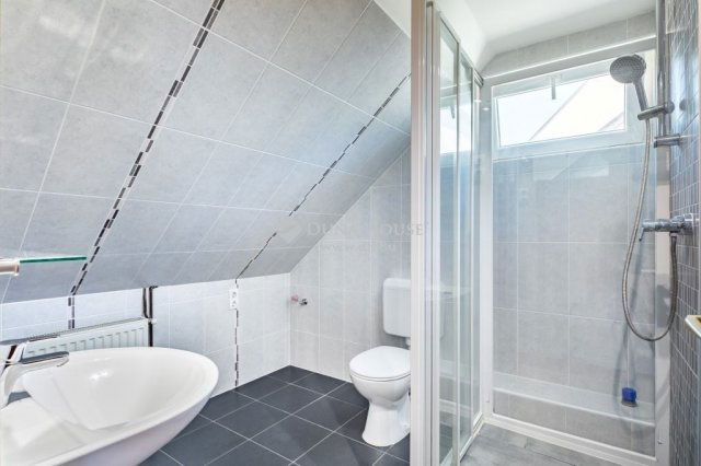 Eladó családi ház, Székesfehérvárott 149.9 M Ft, 6 szobás