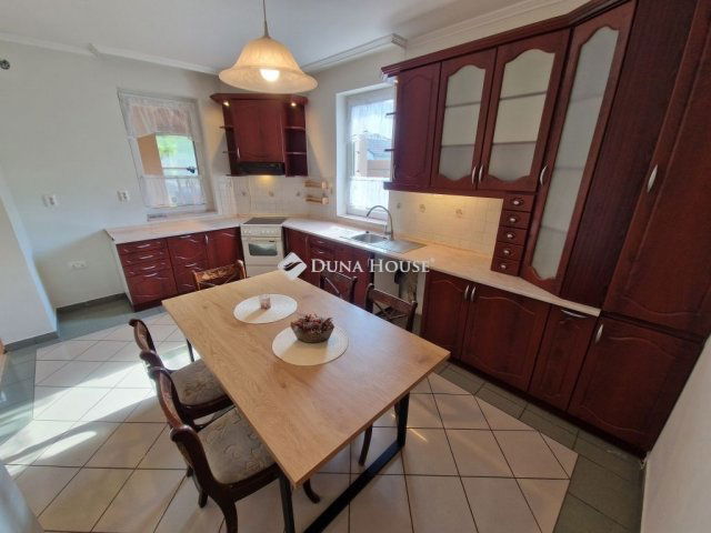 Eladó családi ház, Baján 77.9 M Ft, 6 szobás