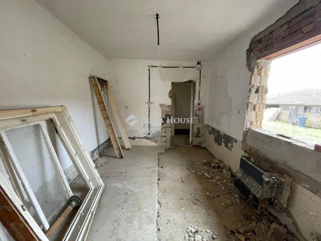 Eladó családi ház, Bakson 24.9 M Ft, 5 szobás