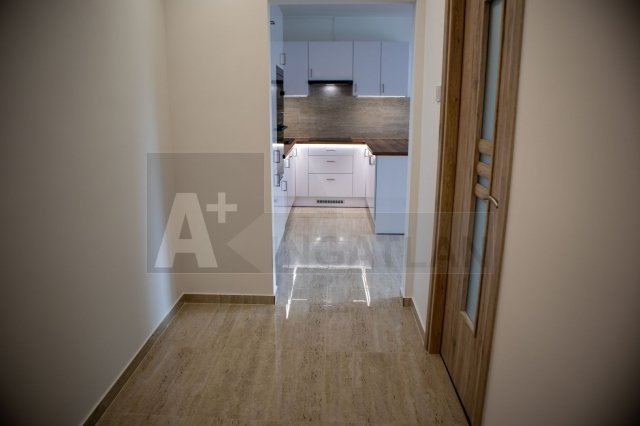 Eladó panellakás, Szegeden 74.9 M Ft, 3 szobás