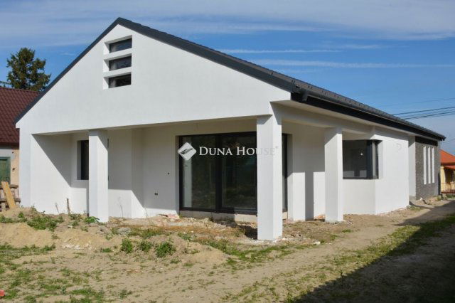 Eladó családi ház, Nyúlon 132.5 M Ft, 4 szobás