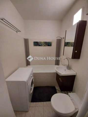 Eladó panellakás, Pécsett 37.99 M Ft, 2 szobás