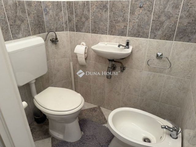 Eladó családi ház, Pécsett 115 M Ft, 4 szobás