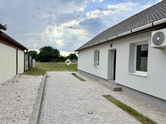 Eladó családi ház, Szentlőrinckátán 69.9 M Ft, 8 szobás