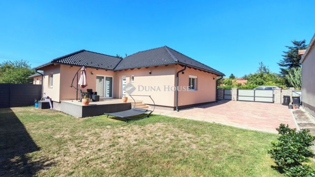Eladó családi ház, Bicskén 94.9 M Ft, 3+1 szobás