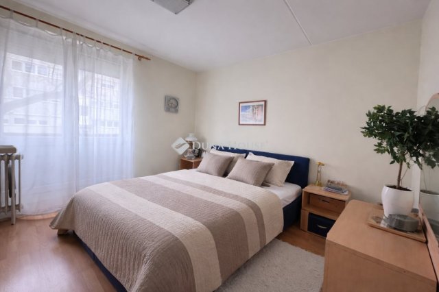 Eladó panellakás, Pécsett 58.49 M Ft, 3 szobás