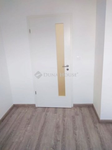 Eladó panellakás, Pécsett 62.9 M Ft, 3 szobás