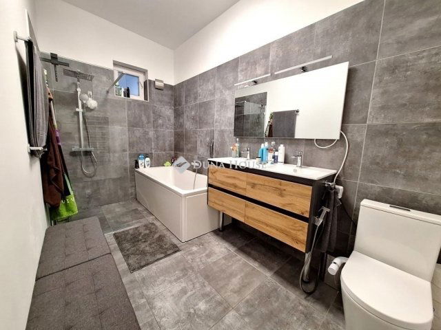 Eladó családi ház, Kecskeméten 134.2 M Ft, 5 szobás