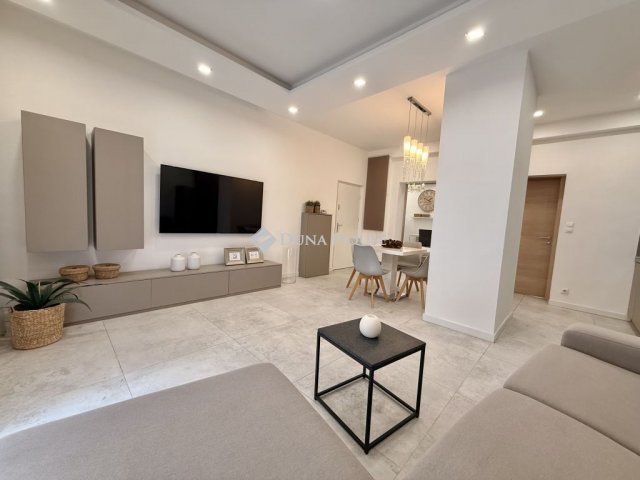 Eladó téglalakás, Pécsett, József utcában 68.9 M Ft, 2 szobás