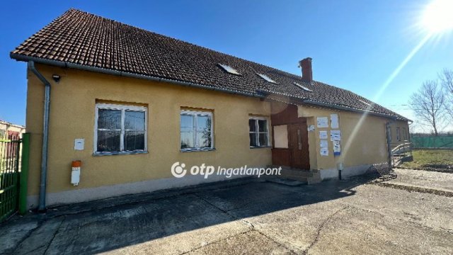 Eladó iroda, Pápán 139 M Ft, 15+4 szobás / költözzbe.hu