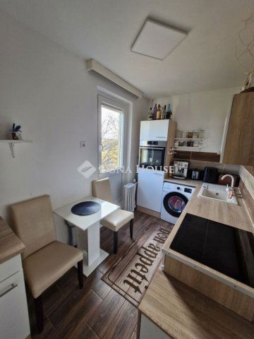 Eladó panellakás, Pécsett 64.9 M Ft, 3 szobás