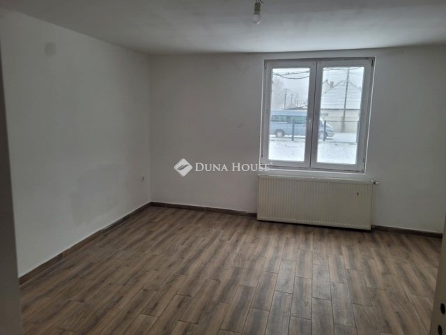 Eladó családi ház, Esztergomban 50 M Ft, 3 szobás