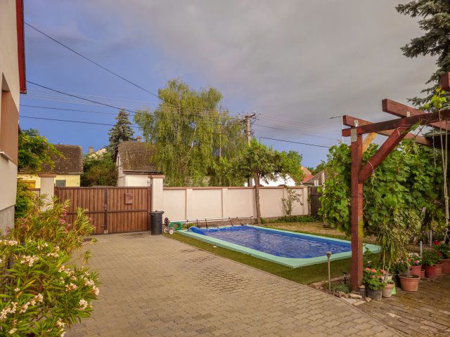 Eladó családi ház, Baján 79.9 M Ft, 5 szobás