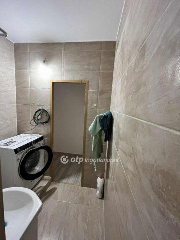 Eladó panellakás, Dunaújvárosban 29.5 M Ft, 1 szobás