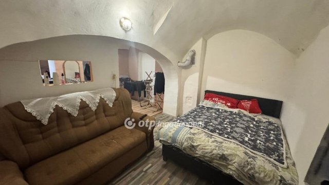 Eladó téglalakás, Pápán 19.9 M Ft, 2+1 szobás