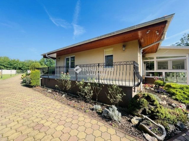 Eladó családi ház, Pócsmegyeren 139 M Ft, 3 szobás