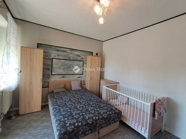 Eladó téglalakás, Pécsett 59 M Ft, 4 szobás