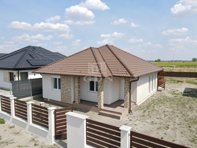 Eladó családi ház, Jászberényben 67 M Ft, 5 szobás