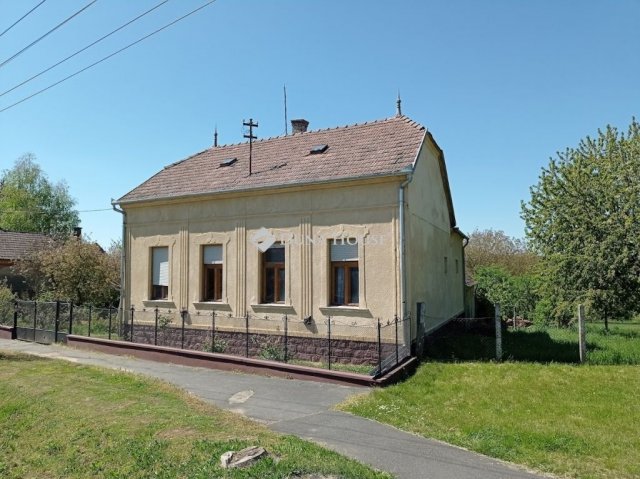 Eladó családi ház, Batykon 39.624 M Ft, 2 szobás