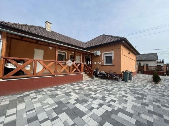Eladó családi ház, Vecsésen 89.9 M Ft, 3 szobás