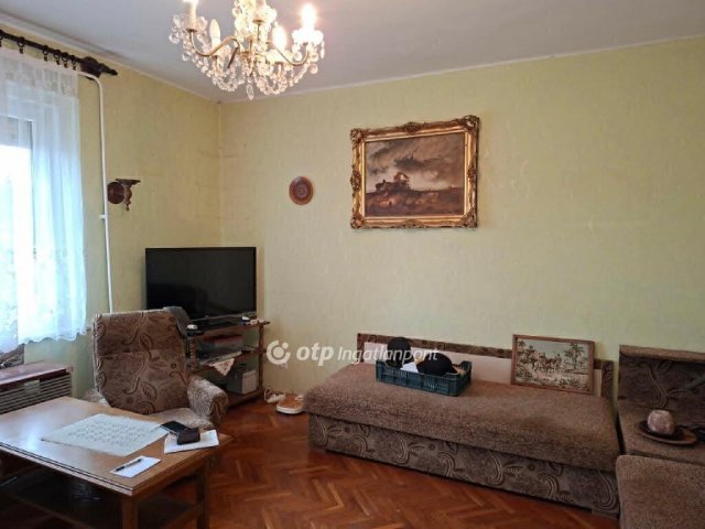 Eladó téglalakás, Pécsett 39 M Ft, 2 szobás