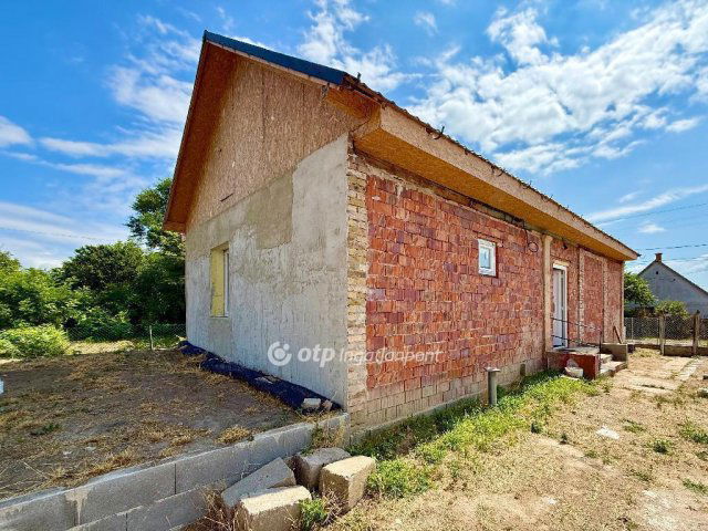 Eladó családi ház, Újszilváson 25 M Ft, 3 szobás