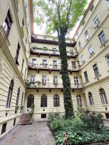 Eladó téglalakás, Budapesten, VI. kerületben, Izabella utcában