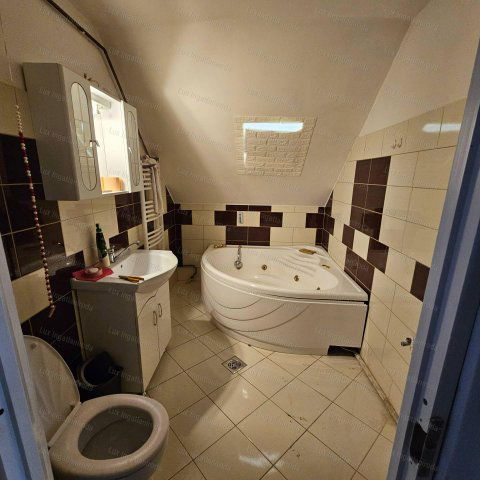 Eladó családi ház, Oroszlányban 65 M Ft, 4 szobás