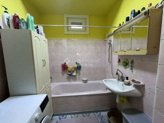 Eladó családi ház, Nyergesújfaluban 89.9 M Ft, 4 szobás