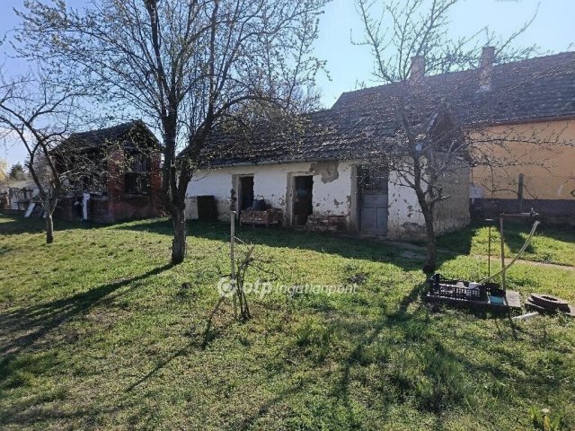 Eladó családi ház, Sárándon 40.5 M Ft, 2 szobás
