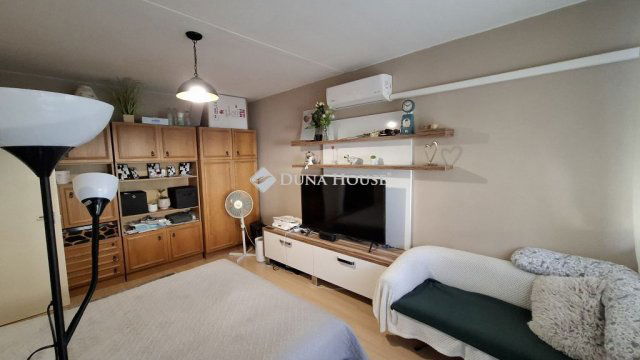 Kiadó panellakás, albérlet, Pécsett, Esztergályos János utcában