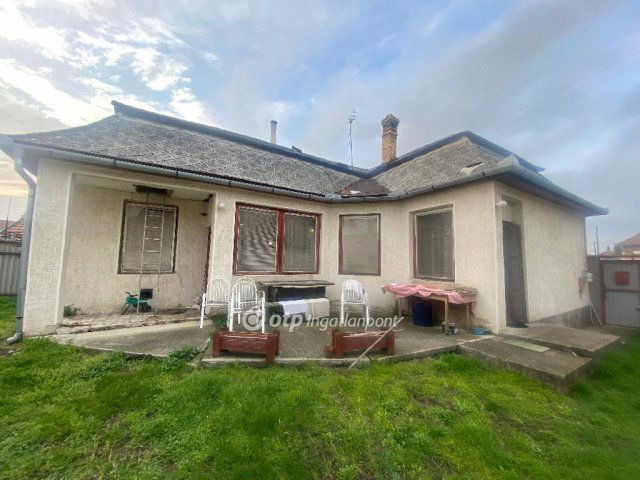 Eladó családi ház, Jászberényben 35.5 M Ft, 3 szobás