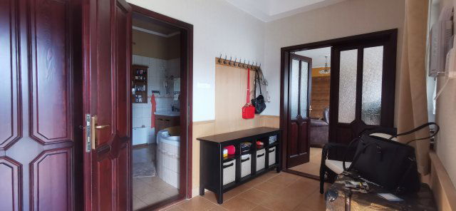 Eladó családi ház, Taksonyon 154.9 M Ft, 9 szobás