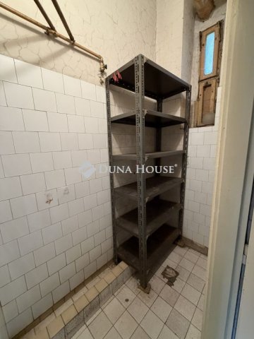 Eladó üzlethelyiség, Komlón, Zrínyi téren 7.99 M Ft