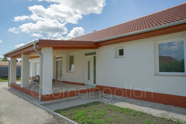 Eladó családi ház, Veszkényen 89.5 M Ft, 4 szobás