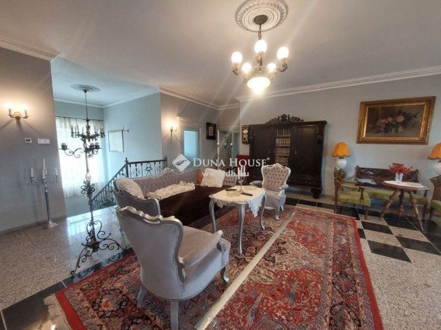 Eladó családi ház, Tahitótfalun 620.8 M Ft, 7 szobás