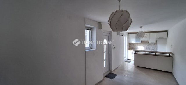 Eladó téglalakás, Pécsett 24.5 M Ft, 2 szobás